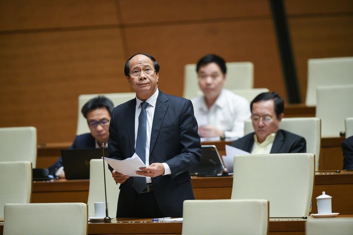 Phó Thủ tướng Lê Văn Thành làm rõ thêm một số vấn đề được các đại biểu quan tâm. Ảnh: quochoi.vn.