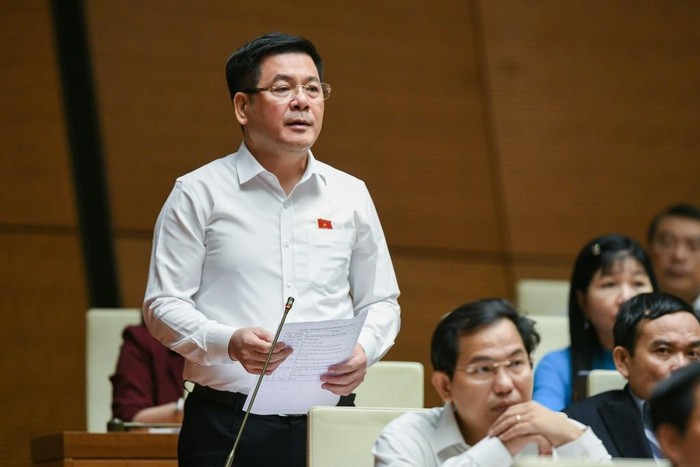 Bộ trưởng Bộ Công thương Nguyễn Hồng Diên trả lời chất vấn. Ảnh: quochoi.vn.