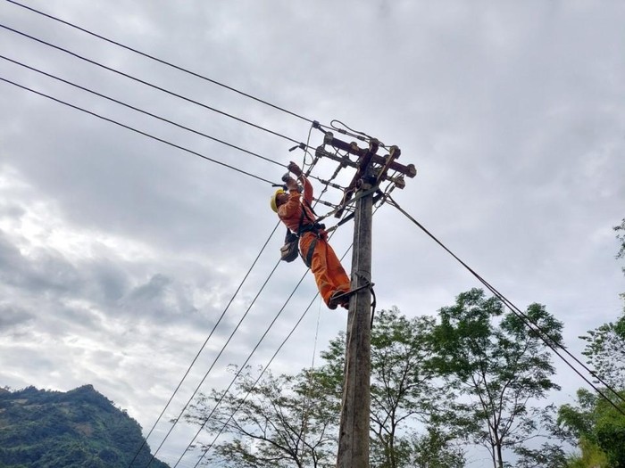 Công nhân Điện lực Tuần Giáo đấu nối lèo để san tải trạm biến áp Pá Tong.