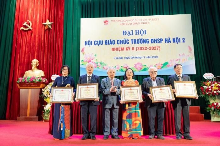 Các Cựu giáo chức tiêu biểu nhận Giấy khen của Trung ương Hội Cựu giáo chức Việt Nam.