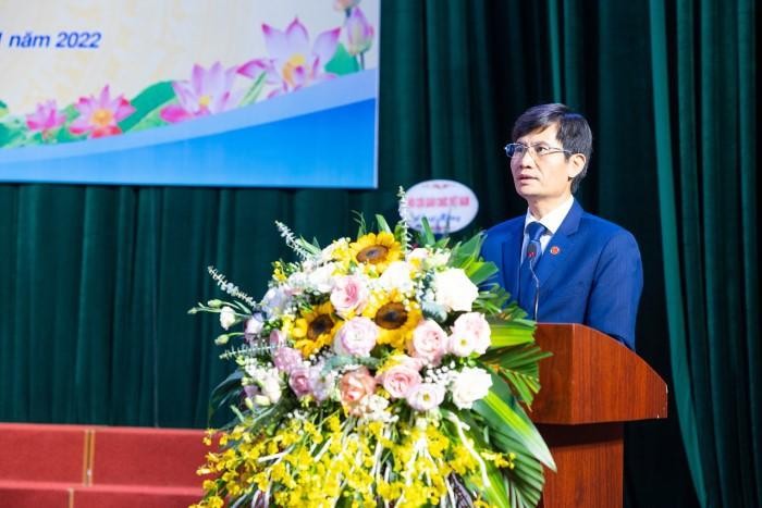 Phó Giáo sư, Tiến sĩ Nguyễn Quang Huy - Hiệu trưởng Trường Đại học Sư phạm Hà Nội 2 chào mừng các thế hệ cựu giáo chức của trường về tham dự Đại hội.