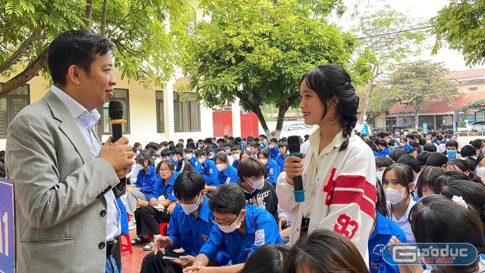 Diễn giả Hoàng Anh Tú lắng nghe những chia sẻ của học sinh và đưa ra những lời khuyên.