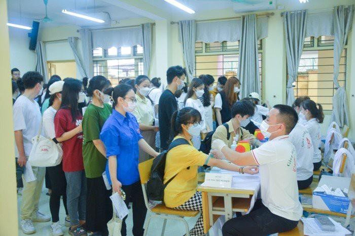 Sinh viên xếp hàng chờ xét nghiệm máu trong Chương trình Hiến máu nhân đạo.
