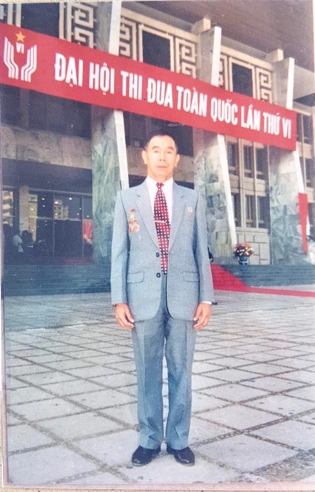 Anh hùng lao động thời kỳ đổi mới Phùng Tàu Cam dự Đại Hội thi đua toàn quốc.