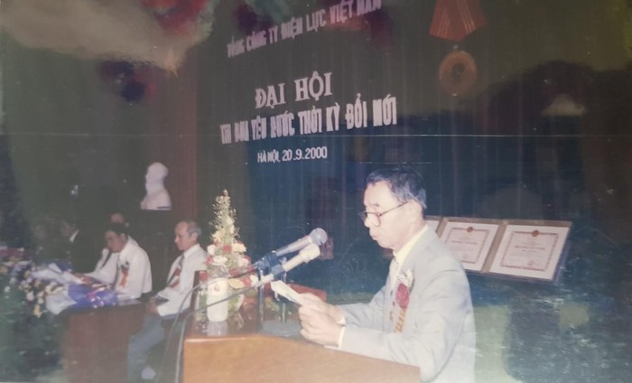 Anh hùng lao động Phùng Tàu Cam phát biểu tại Đại hội thi đua yêu nước thời kỳ đổi mới.