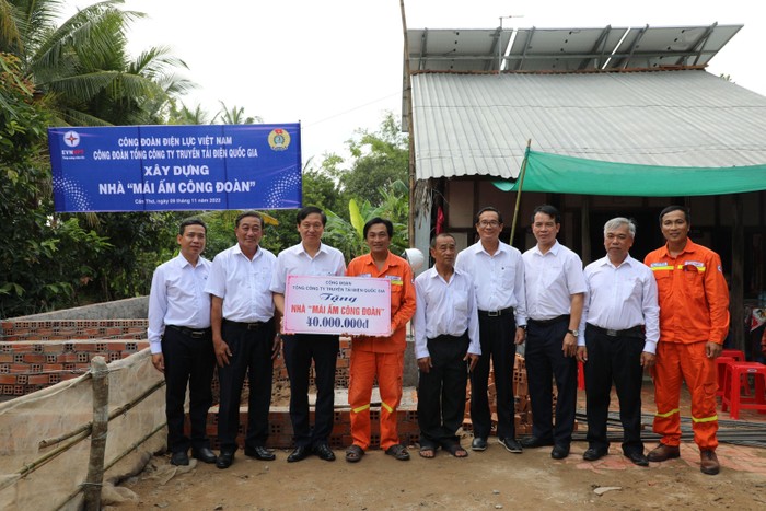 Ông Trịnh Tuấn Sơn, Chủ tịch Công đoàn Tổng công ty Truyền tải điện Quốc gia thay mặt cho Lãnh đạo Tổng công ty Truyền tải điện Quốc gia trao số tiền hỗ trợ 40.000.000 đồng.