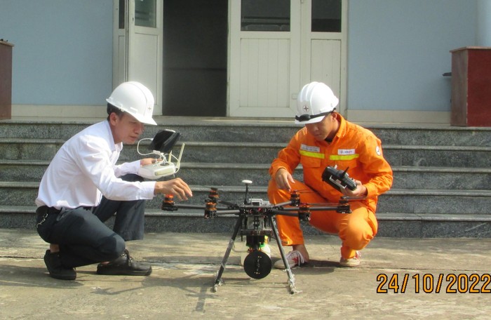 Kỹ sư Nguyễn Thanh Bình cùng cộng sự kiểm tra flycam trước khi vận hành.