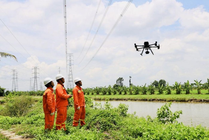 Tổng công ty Truyền tải điện Quốc gia ứng dụng công nghệ flycam để kiểm tra đường dây.