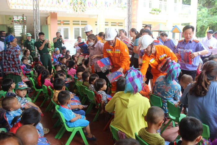 Cán bộ công nhân viên Đội Truyền tải điện thành phố Lào Cai tham gia tặng quà cho các cháu tại trường mầm non số 2.