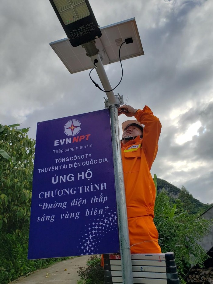 Công nhân Đội Truyền tải điện thành phố Lào Cai kiểm tra hệ thống đèn chiếu sáng do Tổng công ty Truyền tải điện Quốc gia ủng hộ.