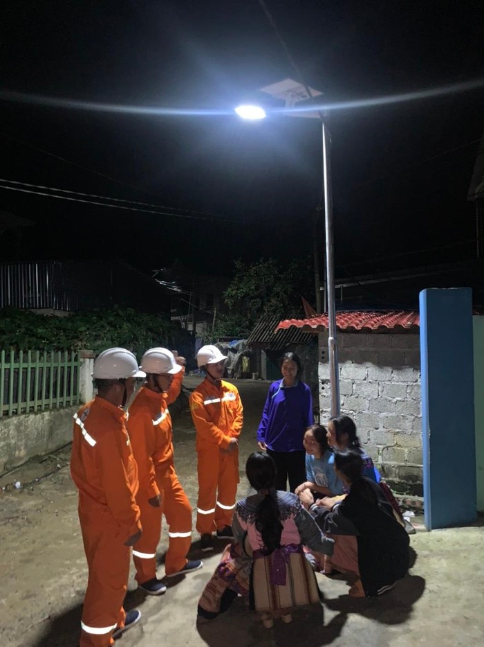 Cán bộ công nhân viên Đội Truyền tải điện thành phố Lào Cai đi kiểm tra hệ thống đèn chiếu sáng và chia sẻ niềm vui với nhân dân Tả Gia Khâu.