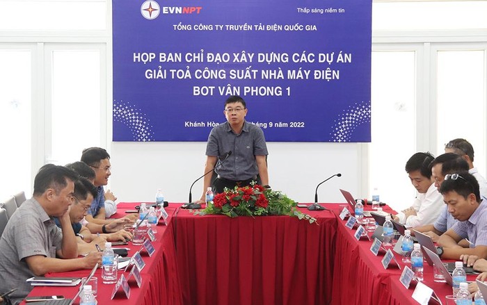 Tổng Giám đốc Tổng công ty Truyền tải điện Quốc gia Phạm Lê Phú phát biểu chỉ đạo tại cuộc họp.