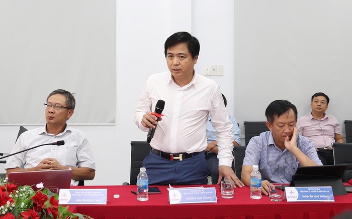 Phó Tổng Giám đốc Tổng công ty Truyền tải điện Quốc gia Trương Hữu Thành phát biểu tại cuộc họp.