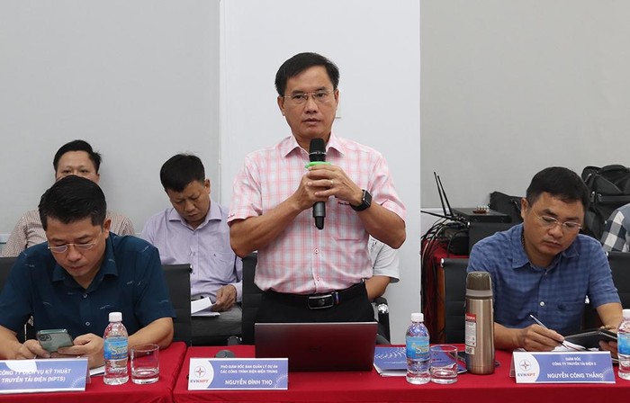 Ông Nguyễn Đình Thọ - Phó Giám đốc đốc Ban Quản lý dự án các công trình điện miền Trung báo cáo tại cuộc họp.