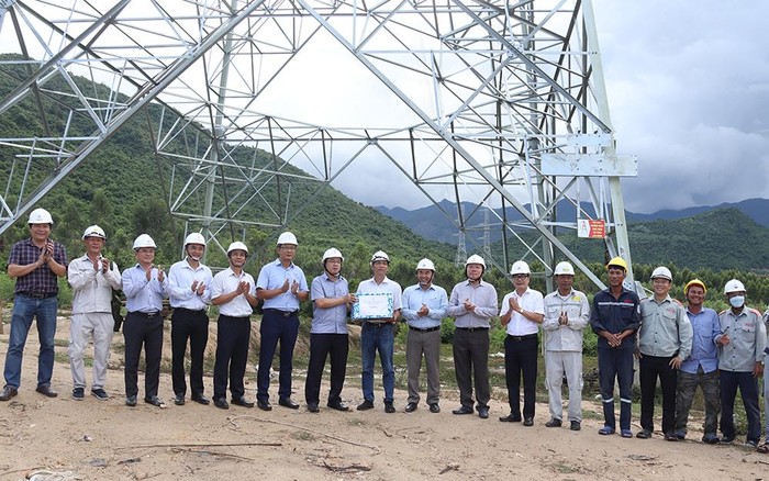 Đoàn công tác của Tổng công ty Truyền tải điện Quốc gia kiểm tra và động viên lực lượng thi công dự án vào ngày 20/9/2022.