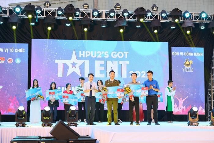 Đại diện Ban Tổ chức, Ban Giám khảo trao giải Cuộc thi Tìm kiếm tài năng - HPU2’s Got Talent năm 2022.