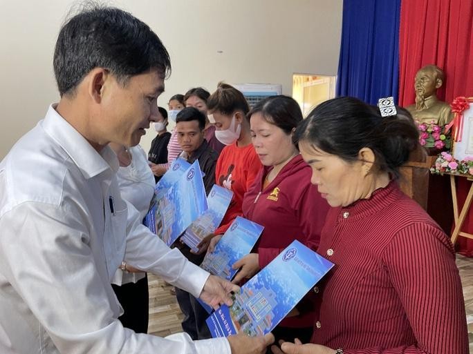 Lãnh đạo Bảo hiểm xã hội tỉnh Bình Phước tặng thẻ bảo hiểm y tế cho người dân vùng khó khăn.