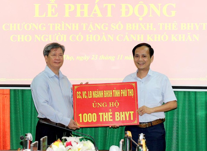 Bảo hiểm xã hội tỉnh Phú Thọ trao tặng thẻ bảo hiểm y tế.