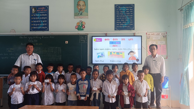 Trao tặng thẻ bảo hiểm y tế tại Trường Tiểu học Lê Đình Chinh - xã Đăk La.