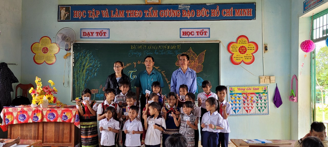 Trao tặng thẻ bảo hiểm y tế cho học sinh có hoàn cảnh khó khăn tại xã Diên Bình.