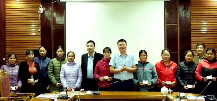 Lãnh đạo huyện Hạ Hòa trao tặng thẻ bảo hiểm y tế cho người người dân tộc thiểu số và người có hoàn cảnh khó khăn trên địa bàn huyện.