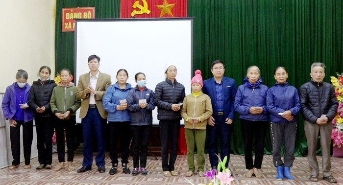 Các đại biểu trao tặng thẻ bảo hiểm y tế cho các hộ gia đình có hoàn cảnh khó khăn trên địa bàn xã Ngô Xá, huyện Cẩm Khê.