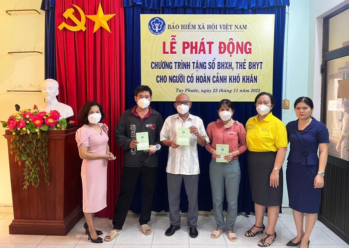 Trao sổ bảo hiểm xã hội cho người nghèo trên địa bàn huyện Tuy Phước.