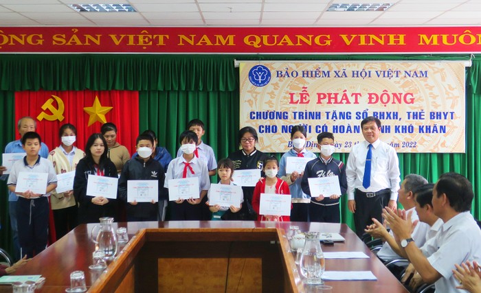 …Và 20 thẻ bảo hiểm y tế cho các em học sinh có hoàn cảnh khó khăn trên địa bàn thành phố Quy Nhơn.