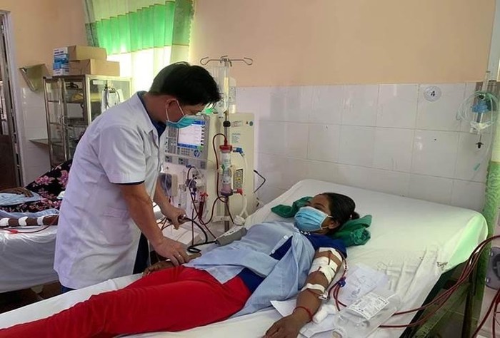 Chị Thị Xương đang chạy thận tại Trung tâm Y tế huyện Lộc Ninh.