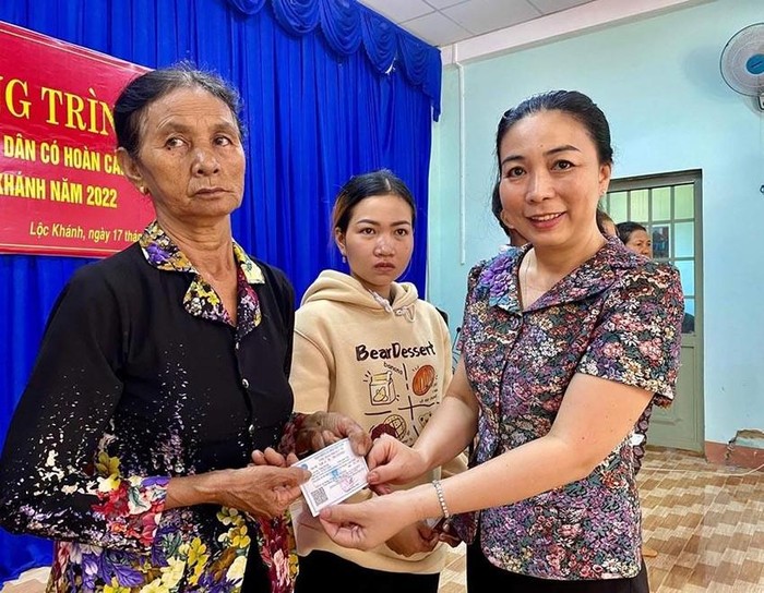 Bảo hiểm xã hội tỉnh Bình Phước trao tặng thẻ bảo hiểm y tế cho người dân gặp khó khăn.