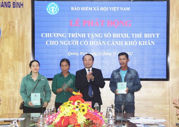 Ông Phạm Thanh Tùng - Giám đốc Bảo hiểm xã hội tỉnh Quảng Bình trao sổ bảo hiểm xã hội cho người có hoàn cảnh khó khăn.