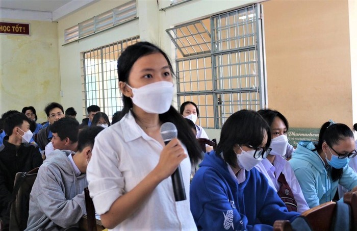 Sinh viên Trường Cao đẳng Đồng Khởi hỏi đáp về bảo hiểm y tế học sinh, sinh viên.