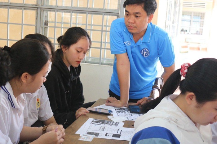 Tư vấn chính sách bảo hiểm y tế cho sinh viên Trường Cao đẳng Đồng Khởi.