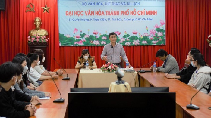 Thạc sĩ Nguyễn Thanh Tùng - Phó trưởng phòng Đào tạo, Quản lý khoa học và Hợp tác quốc tế (Trường Đại học Văn hóa thành phố Hồ Chí Minh) phổ biến quy chế thi cho thí sinh năm 2022. Ảnh: NVCC.
