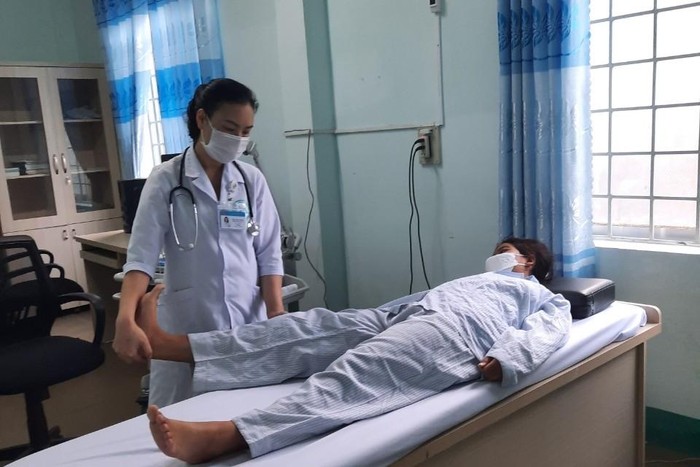 Bác sĩ điều trị cho bệnh nhân là học sinh tại Khoa Phục hồi chức năng, Bệnh viện Đa khoa tỉnh Kon Tum.