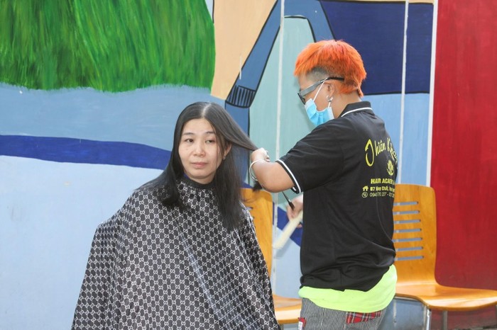 Quỹ từ thiện Bông hồng nhỏ còn kết nối với nhiều người thợ tóc lành nghề để cắt tóc miễn phí cho bà con.