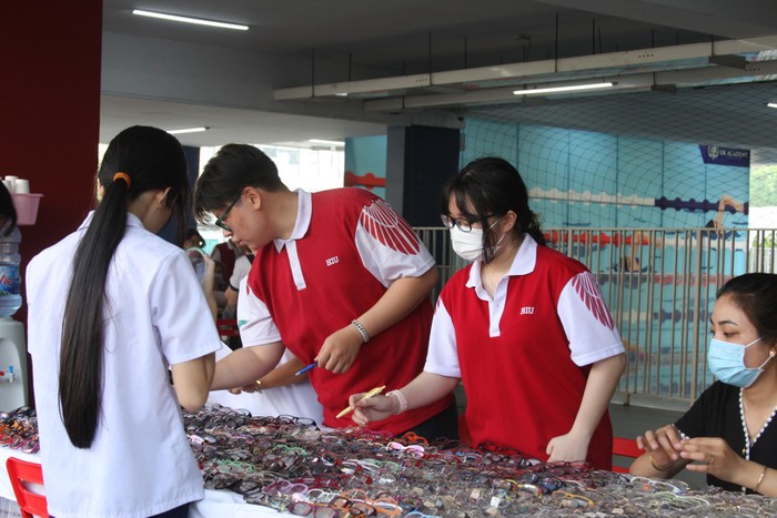 Sinh viên Trường Đại học quốc tế Hồng Bàng tích cực tư vấn trong vai trò tình nguyện viên.