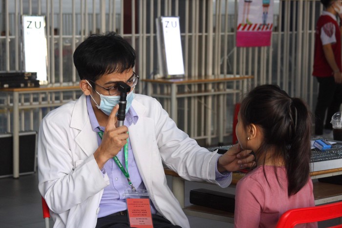 Bác sĩ khám sàng lọc các bệnh về mắt cho các trẻ em mồ côi.