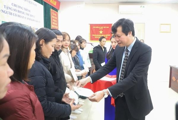 Tặng sổ bảo hiểm xã hội, thẻ bảo hiểm y tế cho người có hoàn cảnh khó khăn tại huyện Trấn Yên, tỉnh Yên Bái.