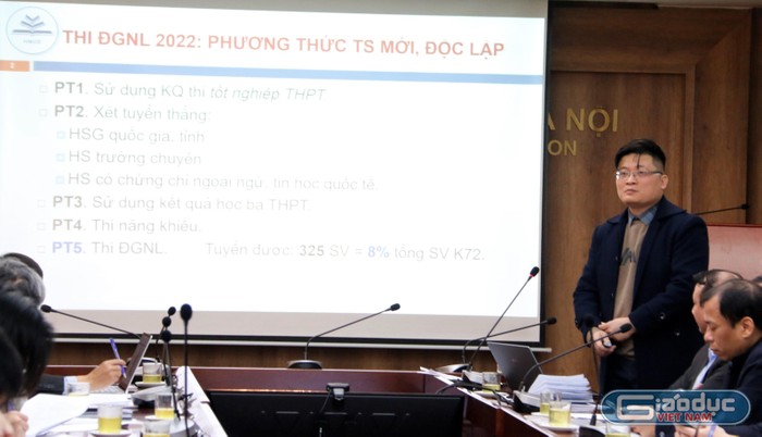 Tiến sĩ Trần Bá Trình (Phòng Đào tạo) phát biểu tham luận về Tổ chức kỳ thi đánh giá năng lực: Phương thức tuyển sinh mới của Trường Đại học Sư phạm Hà Nội năm 2022.