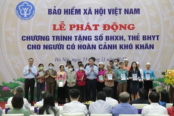 Chương trình “Tặng sổ bảo hiểm xã hội, thẻ bảo hiểm y tế cho người có hoàn cảnh khó khăn” được Bảo hiểm xã hội Việt Nam phát động trên toàn quốc ngày 23/11/2022.