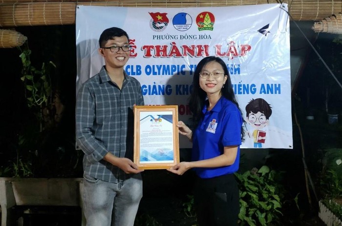 Đại diện Đoàn phường đã trao thư cảm ơn đến Nguyễn Phan Thiên Lãm cùng các thành viên của Hội quán sinh viên. Ảnh: NVCC.