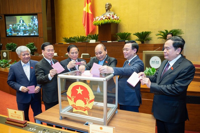 Các đại biểu Quốc hội bỏ phiếu phê chuẩn bổ nhiệm 2 tân Phó Thủ tướng. Ảnh: xaydungchinhsach.chinhphu.vn.