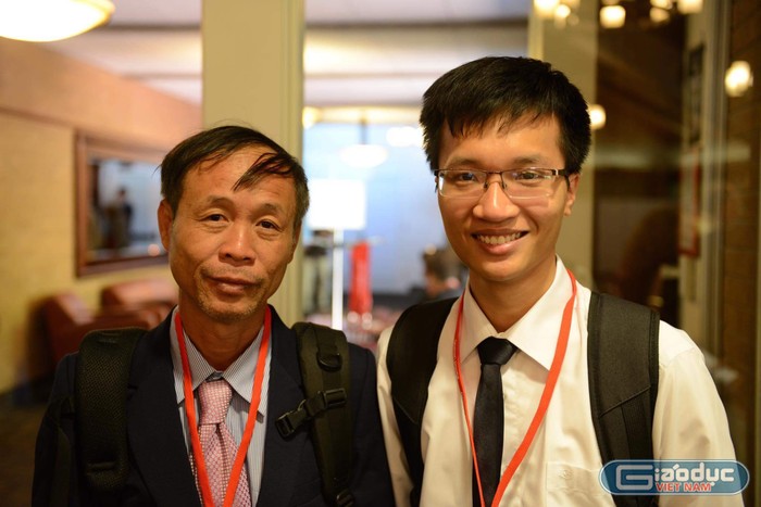 Thầy Nguyễn Trọng Tuấn (bên trái) và học sinh cũ năm nào Phạm Tuấn Huy - một trong hai nhà toán học trẻ được Viện Toán học Clay trao học bổng nghiên cứu Clay năm 2023. Ảnh: NVCC.