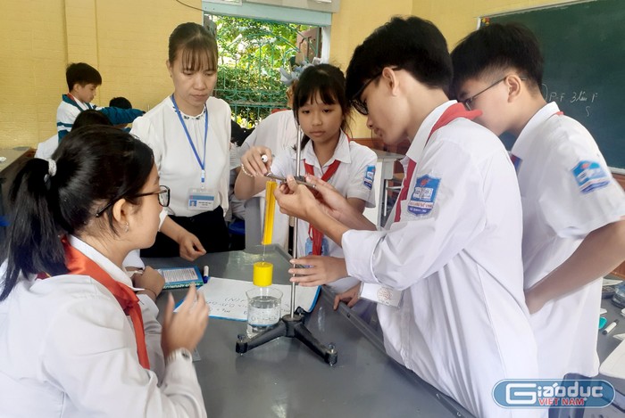Cô giáo Nguyễn Thu Mai cho học sinh thực hành thí nghiệm. Ảnh: NVCC.