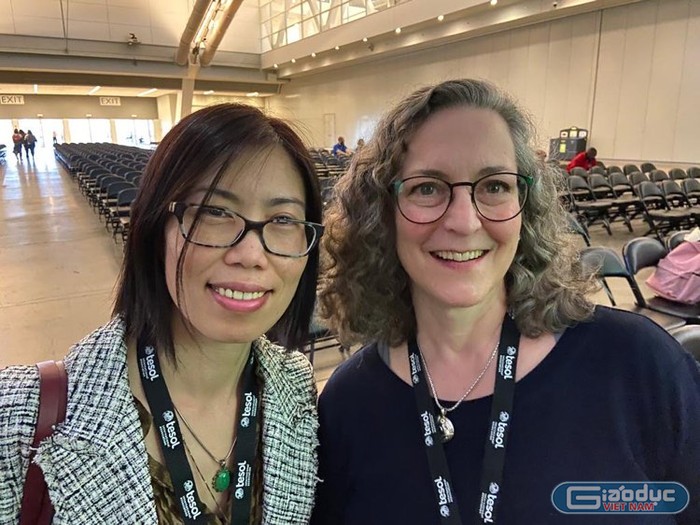 Tiến sĩ Phùng Thùy Linh (bên trái) và Tiến sĩ Joyce Kling, Chủ tịch của tổ chức TESOL International Association, tại hội thảo ở Pittsburgh, tháng 3 năm 2022. Ảnh: NVCC.