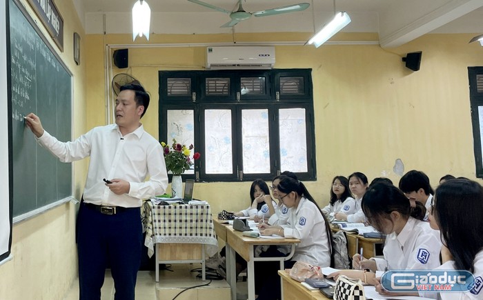 Thầy giáo Nguyễn Văn Hoàng - giáo viên Toán (Trường Trung học phổ thông Tây Hồ) trong giờ luyện tập với 48 học sinh.