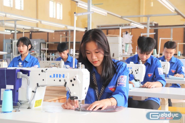 Theo bà Cao Thị Thu Hiền, học sinh ở trung tâm thường chỉ mong muốn có bằng tốt nghiệp để thuận lợi hơn trong quá trình theo đuổi nghề đã chọn, nên mong đề thi vừa sức. Ảnh: Ngân Chi.