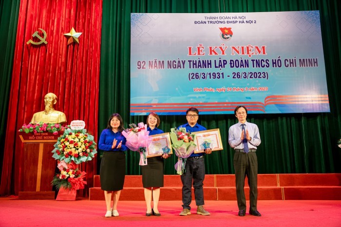 2 đoàn viên của Trường Đại học Sư phạm Hà Nội 2 nhận Bằng khen dành cho cán bộ đoàn Thủ đô tiêu biểu năm 2022.