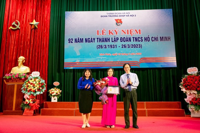 Tiến sĩ Lê Thị Thùy Vinh - Phó trưởng Khoa Ngữ văn, nguyên Ủy viên Ban Thường vụ Đoàn trường (Trường Đại học Sư phạm Hà Nội 2) nhận Kỷ niệm chương Vì thế hệ trẻ.